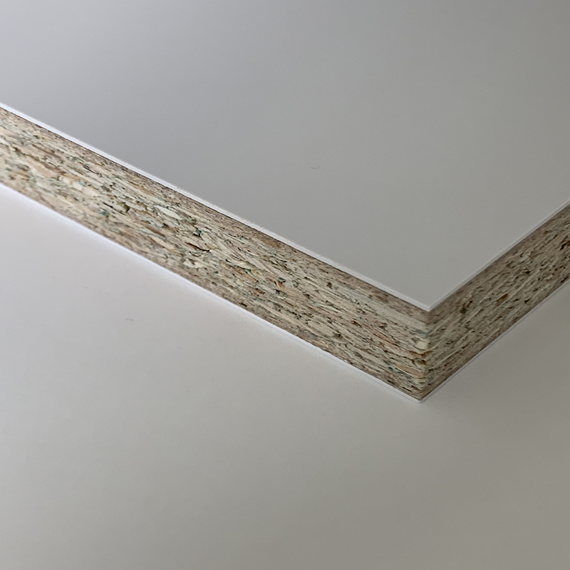 Panneau de remplissage en PVC avec des surfaces blanches. L'âme du panneau sandwich est en bois